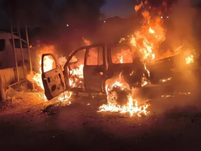 Atienden bomberos quema de vehículo en límites de Ixtapaluca