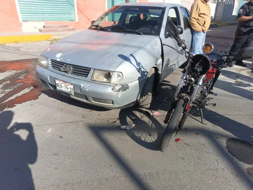 Atienden choque entre auto y moto en Axapusco