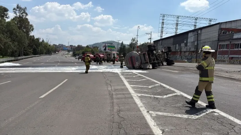Atienden fuga por volcadura de pipa con gasolina en la México-Pachuca