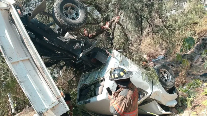 Atienden Volcadura de Camioneta Cae 20 Metros en Ecatepec