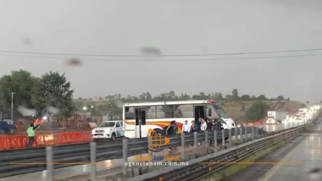 Pierde autobús el control en la autopista México-Querétaro