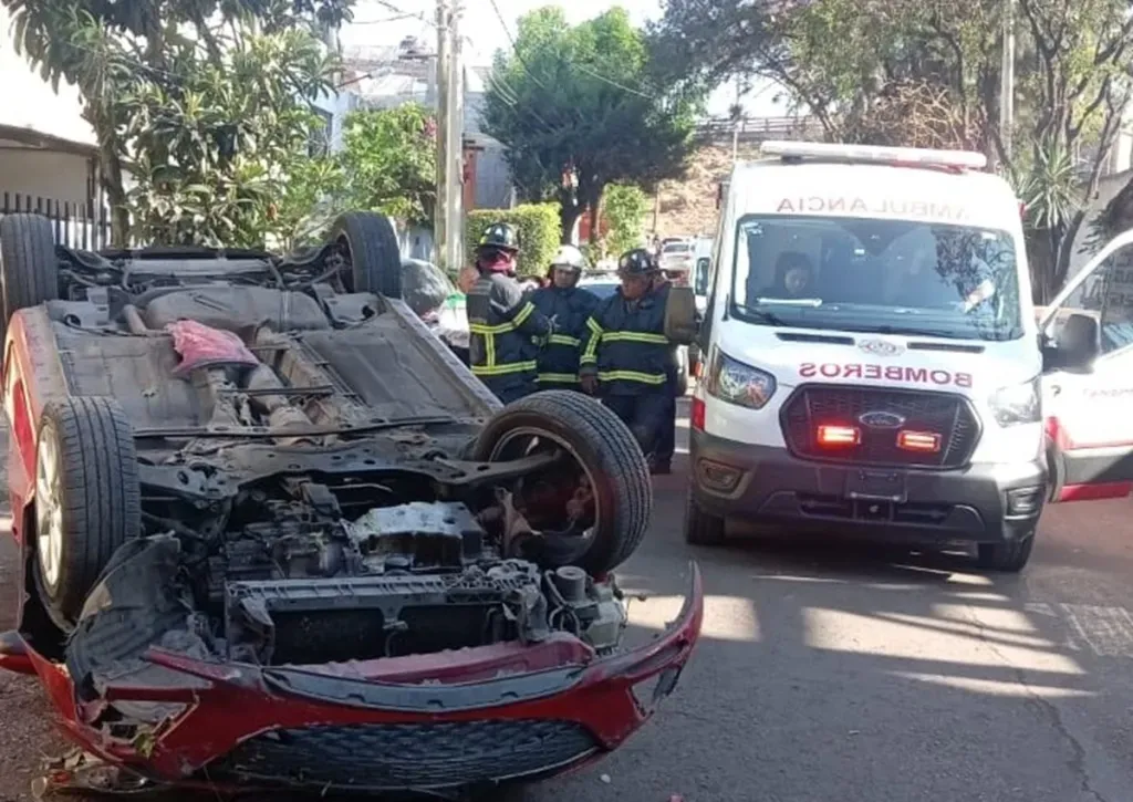 Auxilian a conductor tras aparatosa volcadura en vialidad de Tlalnepantla.