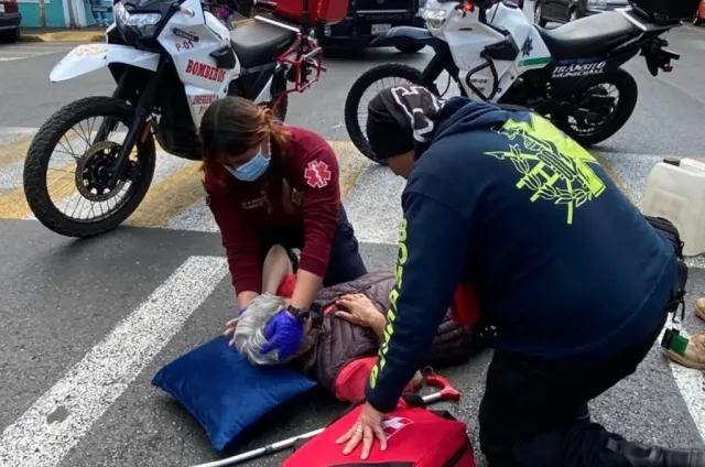 Auxilian a mujer de tercera edad tras percance vial.