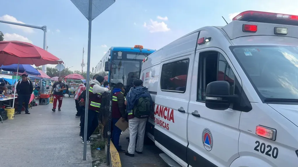 Auxilian a mujer lesionada tras frenado brusco del Mexibús