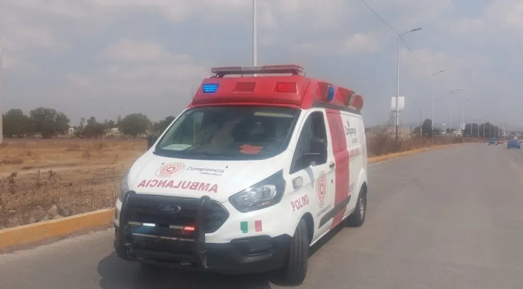 Auxilian paramédicos a familia accidentada en motocicleta en Zumpango