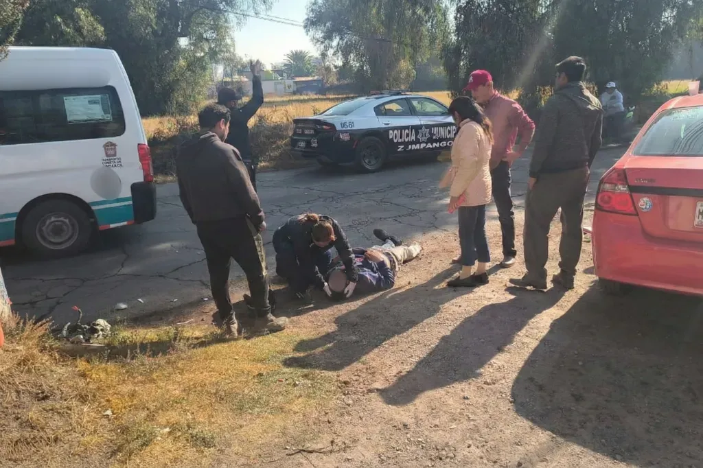 Auxilian paramédicos a víctima de atropellamiento en Zumpango
