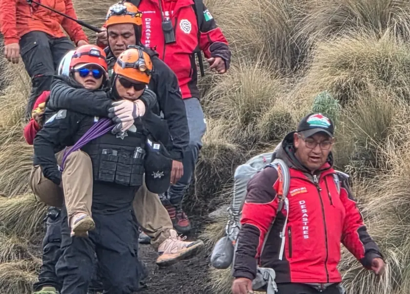 Rescatan a senderista accidentada en las faldas del Iztaccíhuatl.
