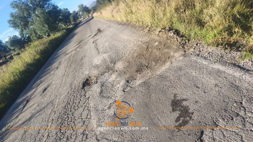 Denuncian peligro vial por bacheo inconcluso en Axapusco 
