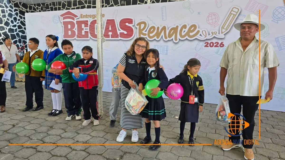 Entrega Blanca Sánchez primeras "Becas Renace" en Acolman