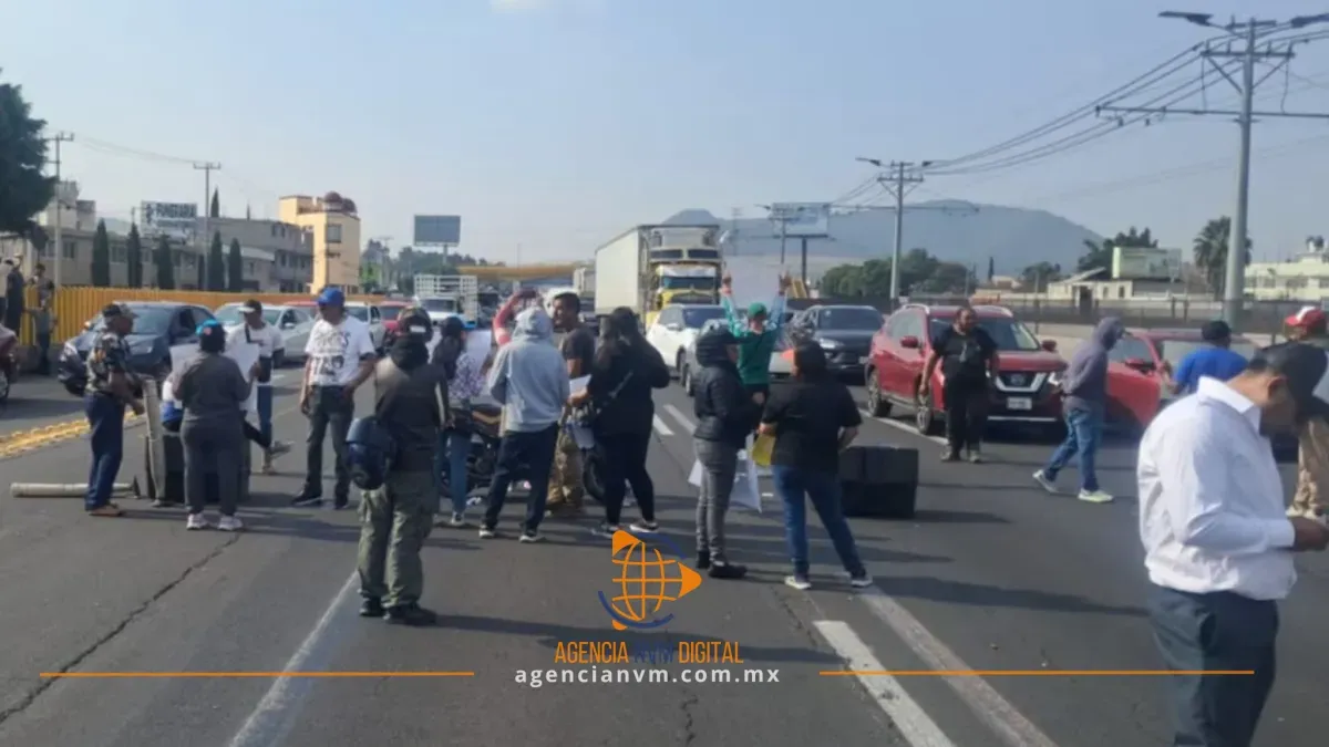 Exigen reubicar preparatoria y cierran paso en la autopista México-Puebla
