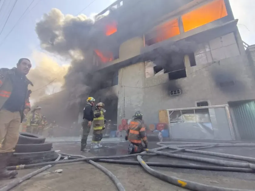 Bomberos Controlan Incendio en Fábrica de Salas y Colchones.