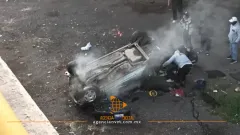 Sobrevive conductor tras caer su auto desde un puente en Ecatepec 