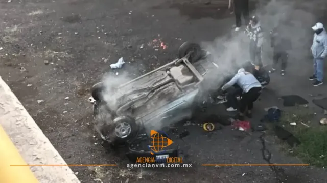 Sobrevive conductor tras caer su auto desde un puente en Ecatepec