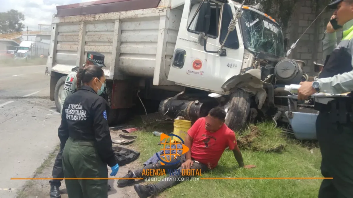 Camión sin frenos provoca doble accidente en Texcoco 