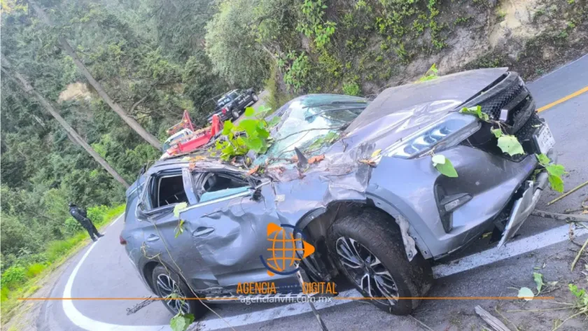 Rescatan a pasajeros de camioneta volcada cerca del Popocatépetl