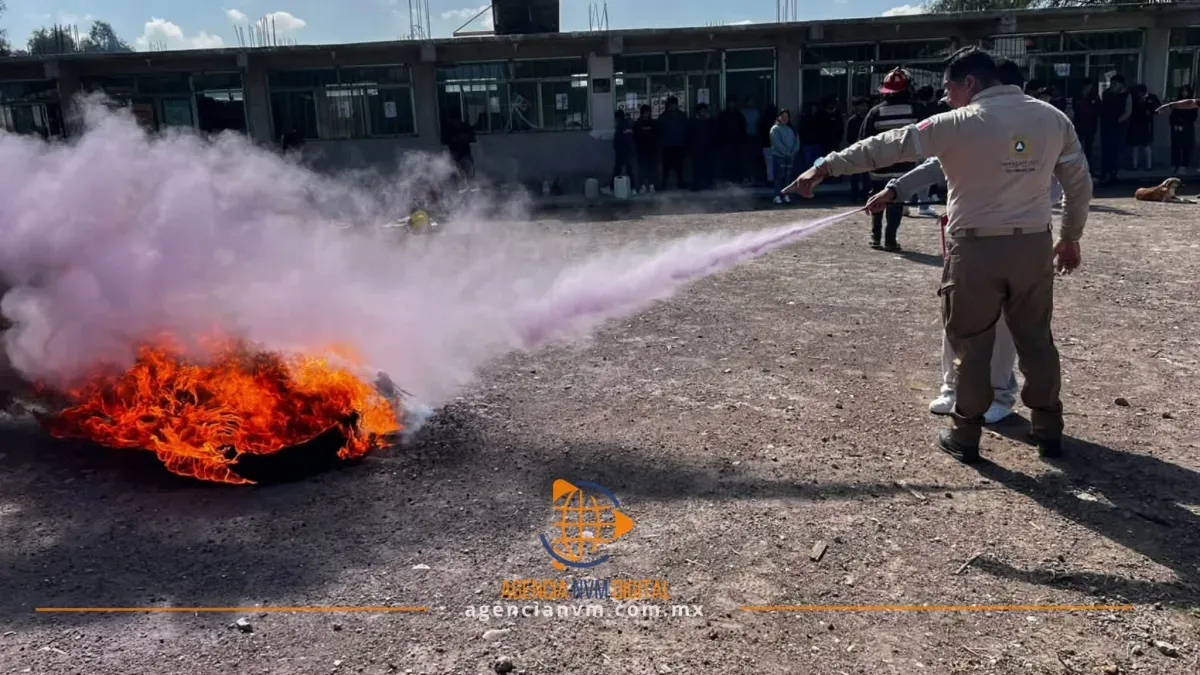 Capacitan a estudiantes de Teotihuacán en combate contra incendios