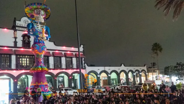 Sorprende la monumental Catrina de cartonería en la Plaza Hidalgo de Tultepec