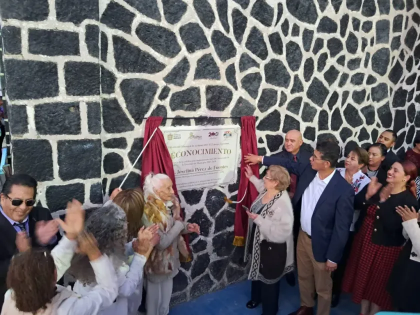 Celebran Bicentenario de Acolman entregando nuevo parque vehicular.