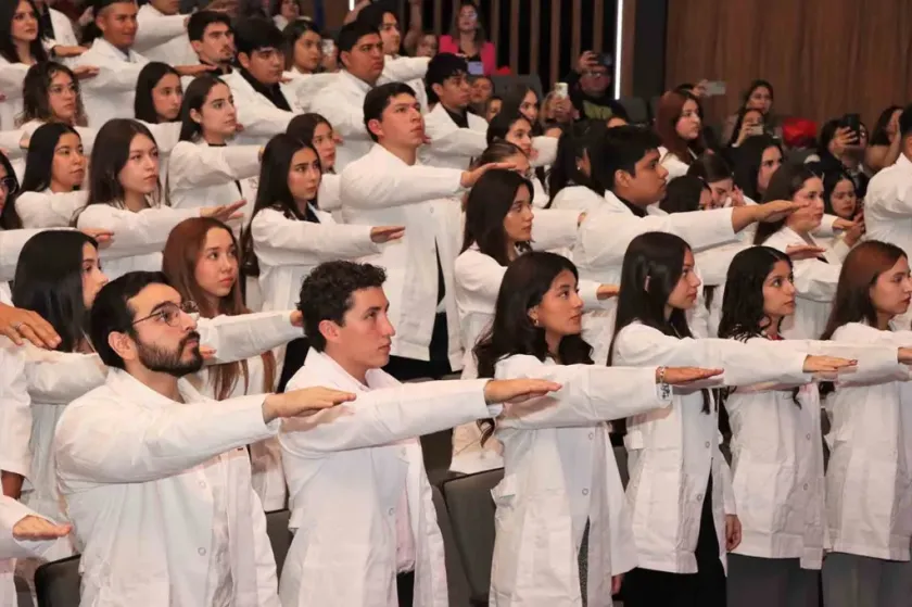 Celebran ceremonia de batas blancas para futuros médicos en la UAG
