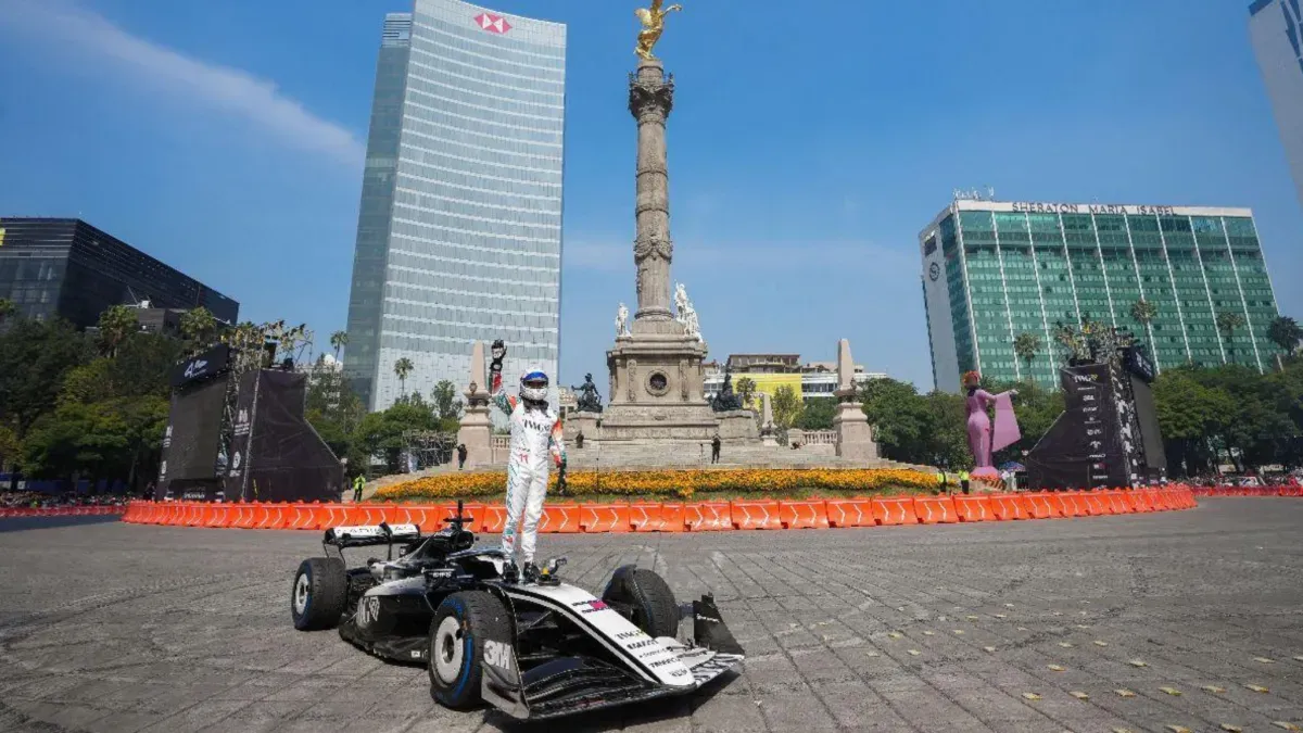 Pisa el acelerador Checo Pérez en las calles capitalinas