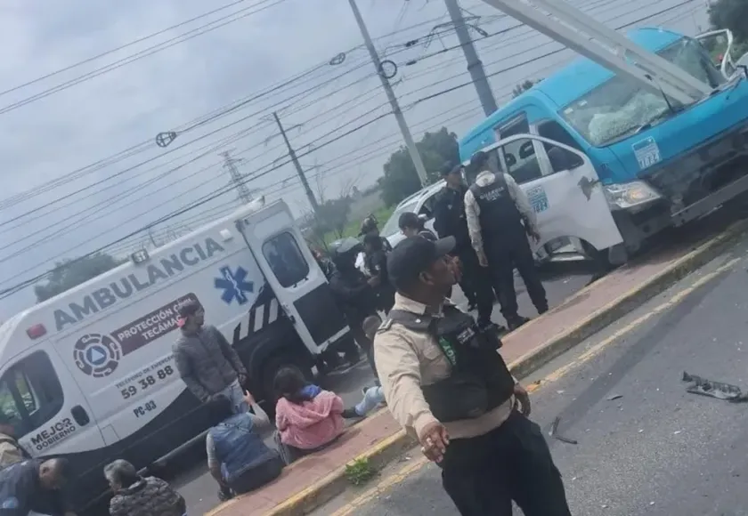 Choca unidad de transporte público en Zumpango; Protección Civil auxilia a 14 pasajeros lesionados