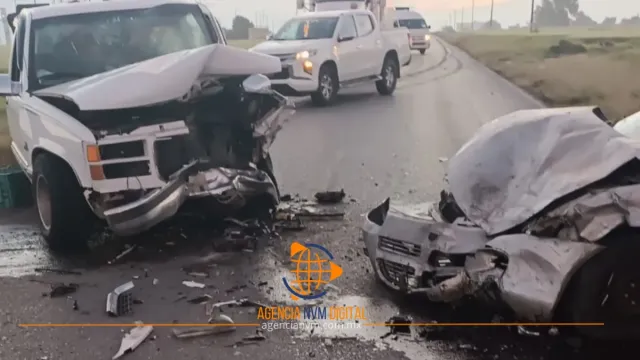 Colisionan de frente dos vehículos en carretera Otumba-Ciudad Sahagún.