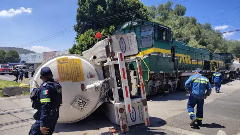 Choque entre tren y pipa en la Vía Morelos causa cierre vial.
