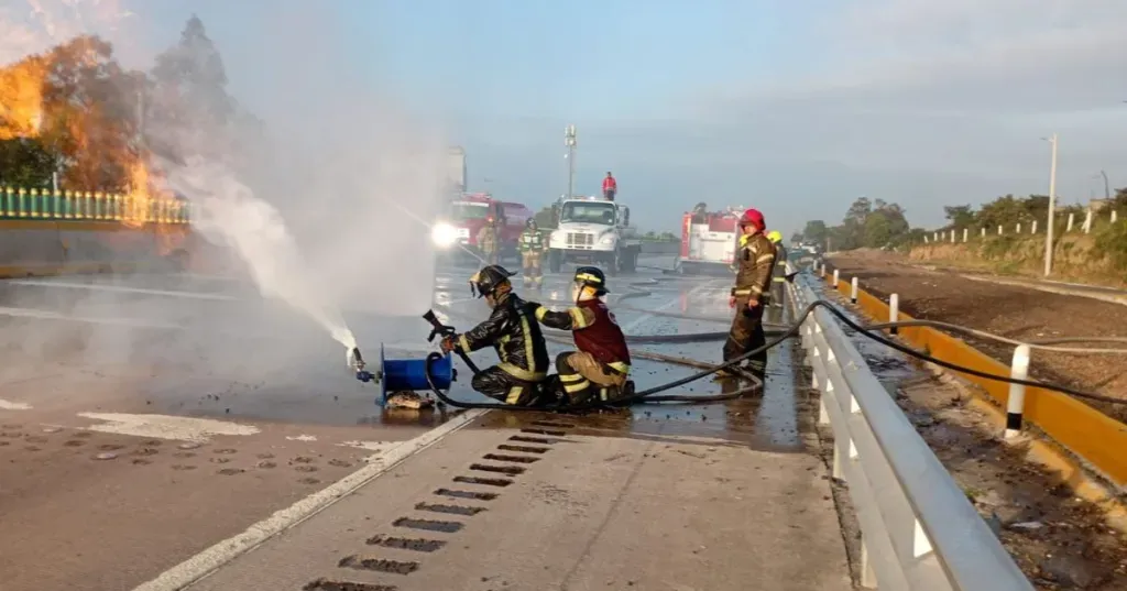 Cierra la México-Puebla por volcadura de pipa en Ixtapaluca