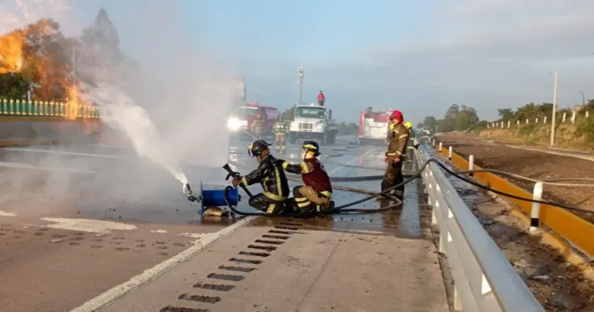 Cierra la México-Puebla por volcadura de pipa en Ixtapaluca
