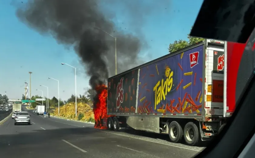 Cierran circulación en la Chamapa-Lechería por incendio de tráiler