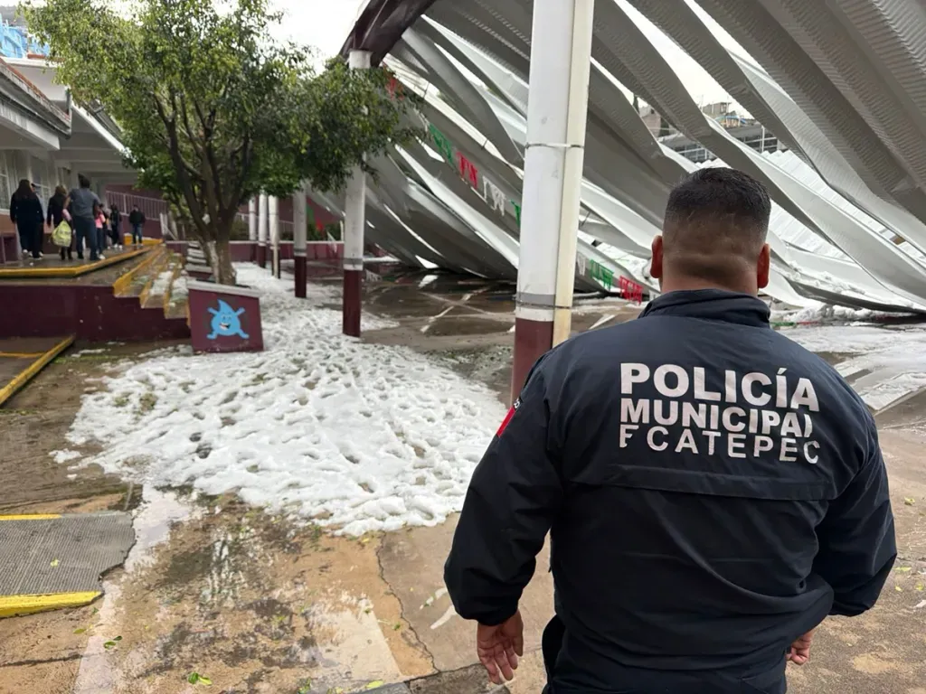 Colapsan tres techumbres en Ecatepec tras fuerte lluvia con granizo