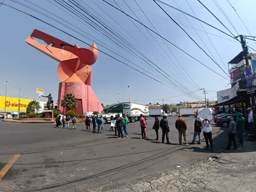Colapsan vialidades de Nezahualcóyotl con protesta masiva de transportistas.