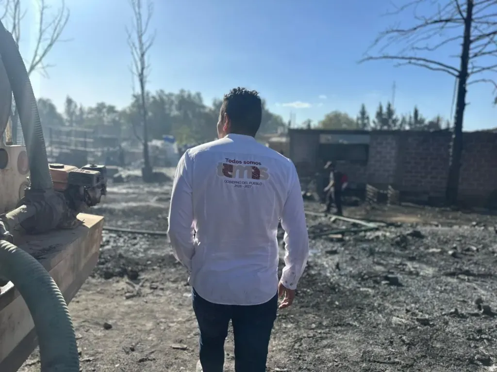 Combaten fuerte incendio en centro de reciclaje de Temascalapa
