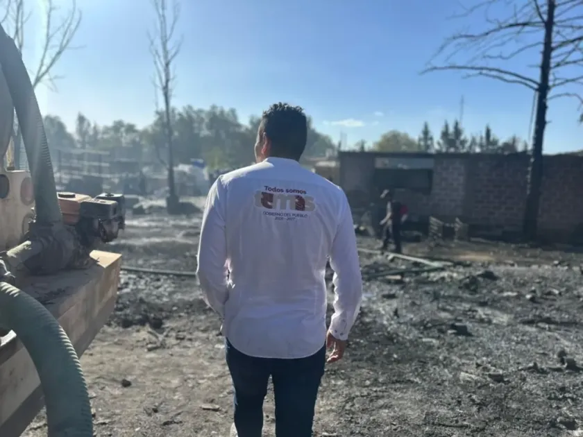 Combaten fuerte incendio en centro de reciclaje de Temascalapa