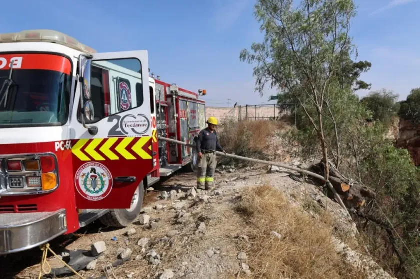 Combaten incendio subterráneo en tiradero irregular de Tecámac
