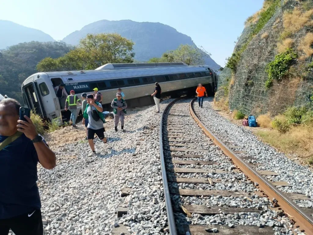 Confirma SEMAR fallecimiento de trece personas por descarrilamiento ferroviario