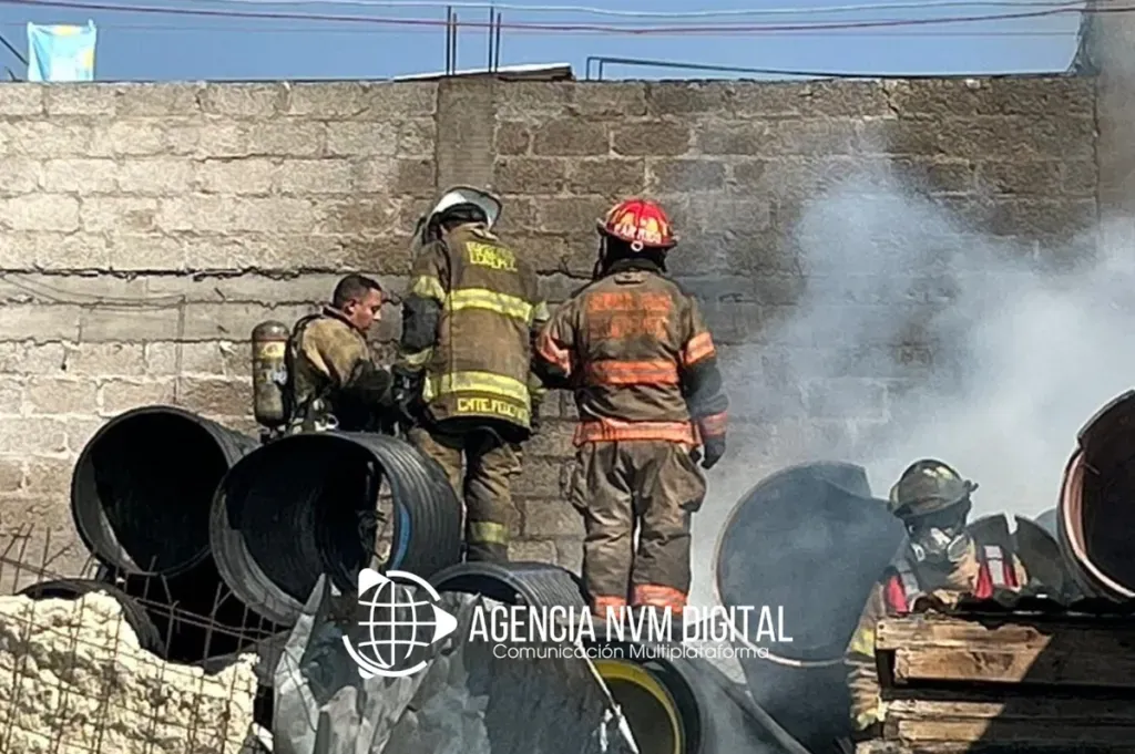 Consume fuego dos vehículos y material en empresa de Ecatepec.