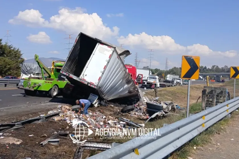 Continúa caos vial en la México-Pirámides por tráiler siniestrado