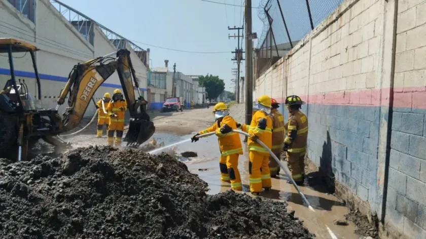 Controlan fuga de gas natural en zona industrial de Ecatepec.