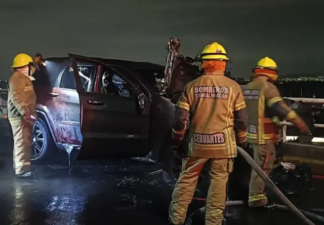 Controlan Incendio de Camioneta en el Distribuidor Vial Bordo de Xochiaca.