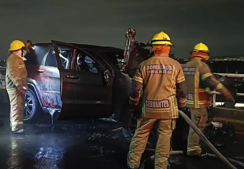 Controlan Incendio de Camioneta en el Distribuidor Vial Bordo de Xochiaca.