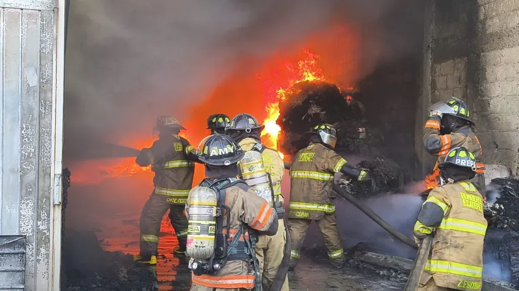 Controlan incendio en bodega de Ecatepec; desalojan a vecinos