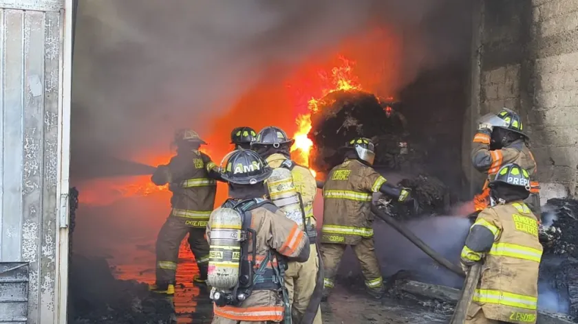 Controlan incendio en bodega de Ecatepec; desalojan a vecinos