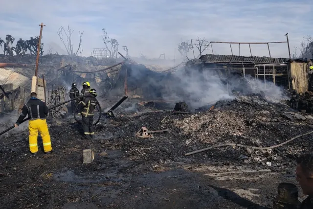 Reportan saldo blanco tras fuego en depósito de madera