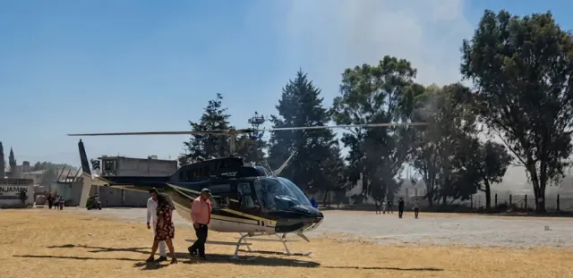 Arriban edil y esposa en helicóptero a carnaval de Chiconcuac
