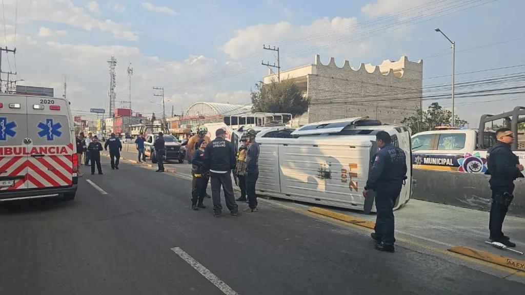 Dejan dos volcaduras seis personas lesionadas en Ecatepec.