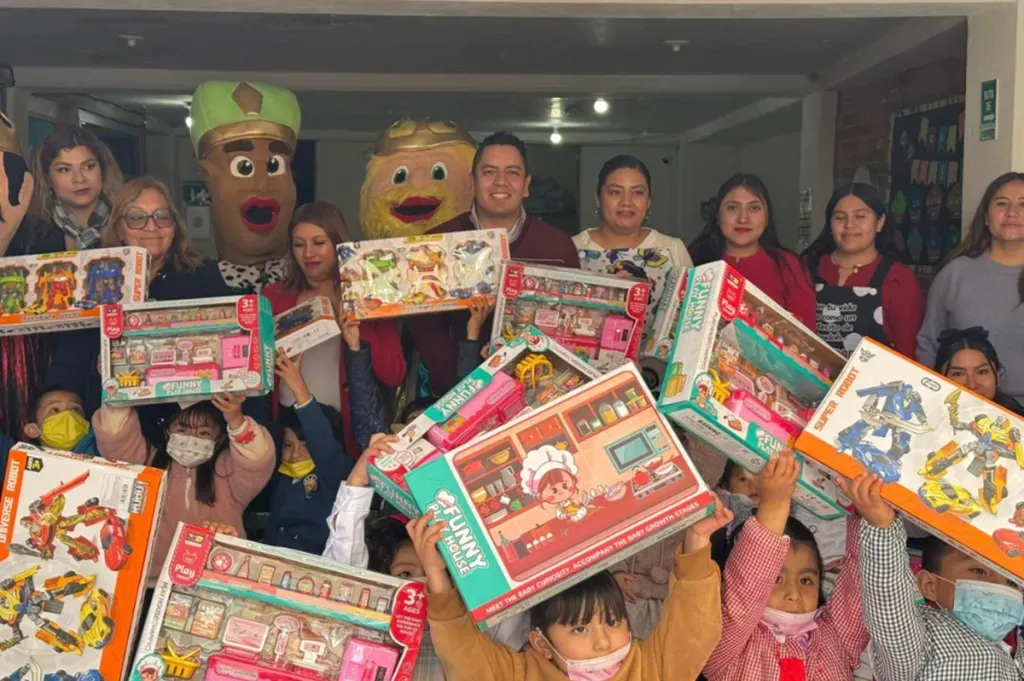 Distribuyen más de 6 mil juguetes en escuelas de Temascalapa