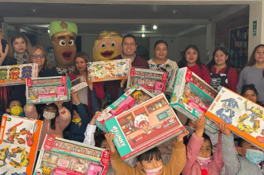Distribuyen más de 6 mil juguetes en escuelas de Temascalapa