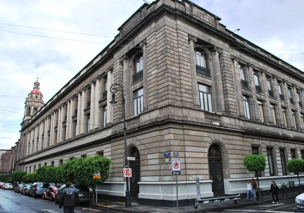 Escándalo en SEP: Director de Profesiones con Títulos Irregulares