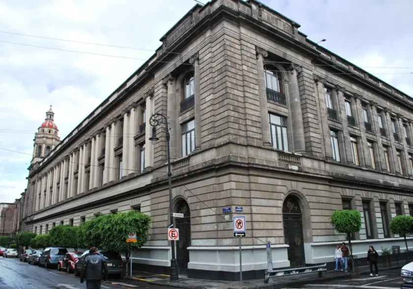 Escándalo en SEP: Director de Profesiones con Títulos Irregulares